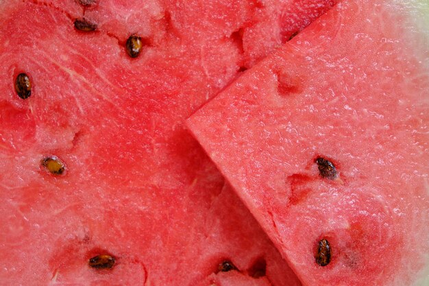 Hintergrund roter Wassermelonenbrei mit schwarzen Samen