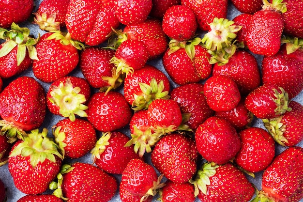 Hintergrund Saftige reife Erdbeeren. Süßes gesundes Dessert, Vitaminernte. Nahaufnahme.
