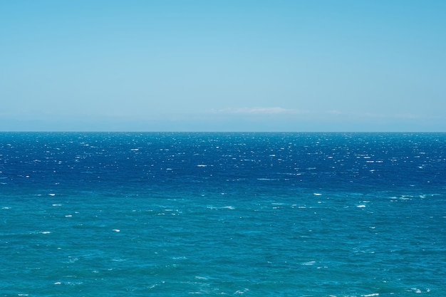 Hintergrund, Seelandschaft, blaues stürmisches Meer und Himmel zum Horizont