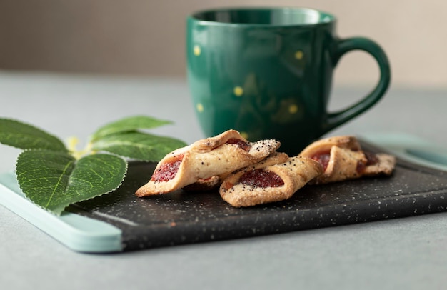 Hintergrund über gesundes natürliches Dessert. Ein dunkles Brett mit hausgemachten Backwaren und einer Tasse Kaffee.