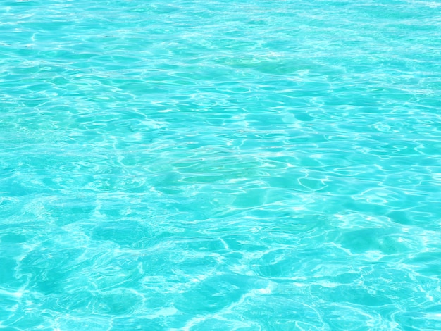 Hintergrund und Beschaffenheit des gewellten Wassers des Türkises im Pool in der Sonne.