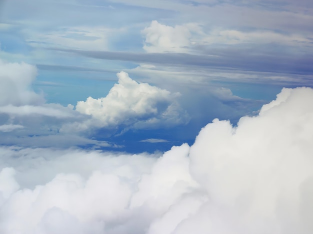 Hintergrund- und Naturkonzept Weiße Wolken und blauer Himmel