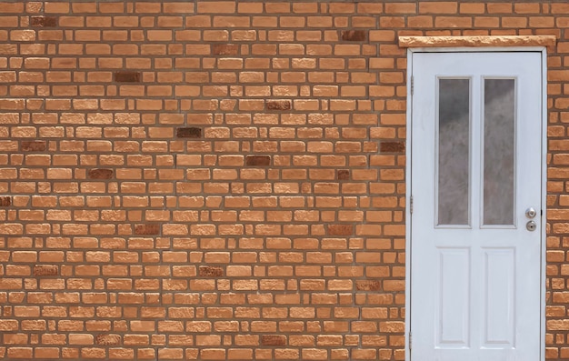 Hintergrund und Textur der weißen Holztür auf vorgefertigter Ziegelwand des Vintage-Hauses