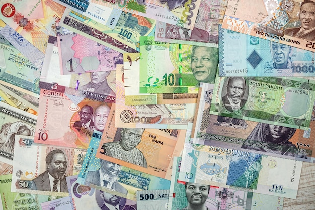 Hintergrund verschiedener Banknoten afrikanischer Banknoten, die über den ganzen Tisch verteilt sind Afrikanisches Geld viele farbige Papiere