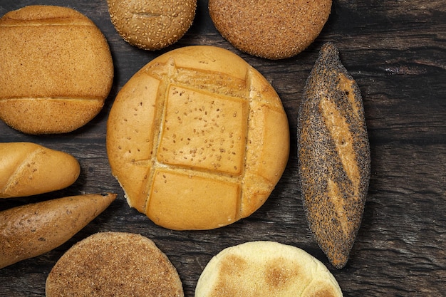 Hintergrund verschiedener Brotsorten von oben Backwaren Gesundes Lebensmittelkonzept flach gelegt