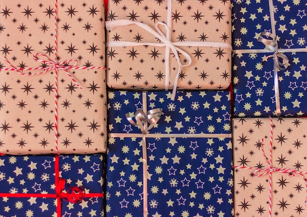 Foto hintergrund vieler geschenkboxen nahaufnahme in blauen und beige farben