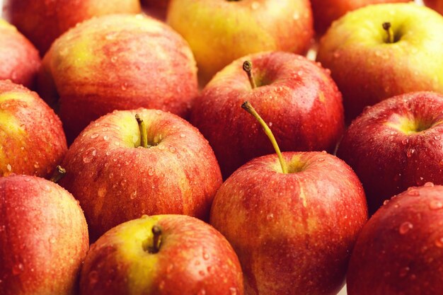 Hintergrund vieler roter Äpfel mit frischem Obst auf dem Markt