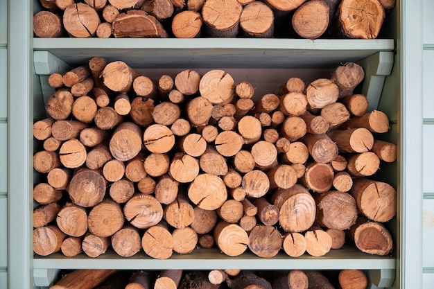 Hintergrund von Brennholz in einem Holzschuppen