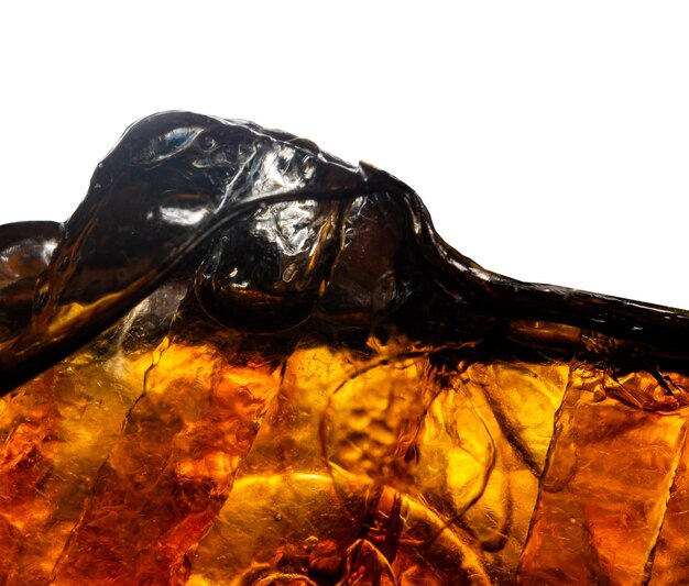 Hintergrund von Cola mit Eis und Blasen Seitenansicht Hintergrund von erfrischendem Soda mit Cola-Geschmack