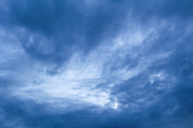 Hintergrund von dicken blauen Wolken