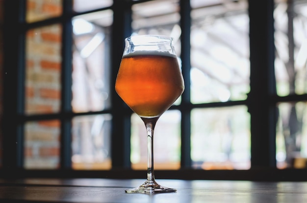 Hintergrund von einem Glas Lagerbier am Tisch im Restaurant aus nächster Nähe. Essen und Trinken