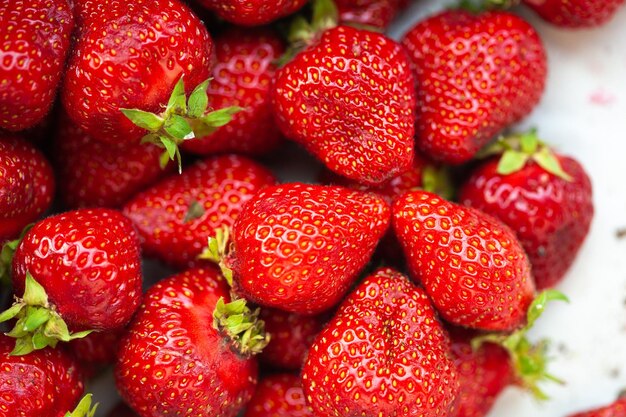 Hintergrund von frisch geernteten reifen Erdbeeren direkt oben