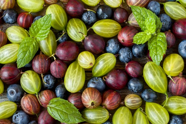 Hintergrund von frischen Stachelbeer- und Blaubeerbeeren