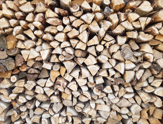 Hintergrund von gehacktem Holz, das übereinander liegt