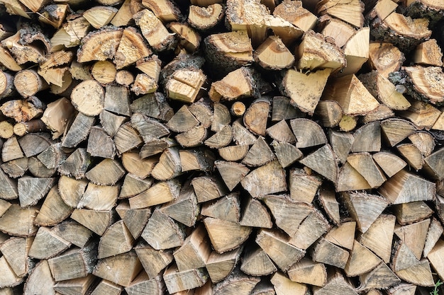 Hintergrund von gehauenen glatten Holzstämmen. Holzstruktur schneiden. Haufen gehacktes Feuerholz für den Winter vorbereitet