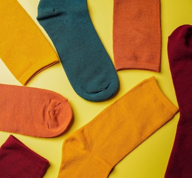 Hintergrund von hellen Socken in Herbstfarben auf gelbem Hintergrund