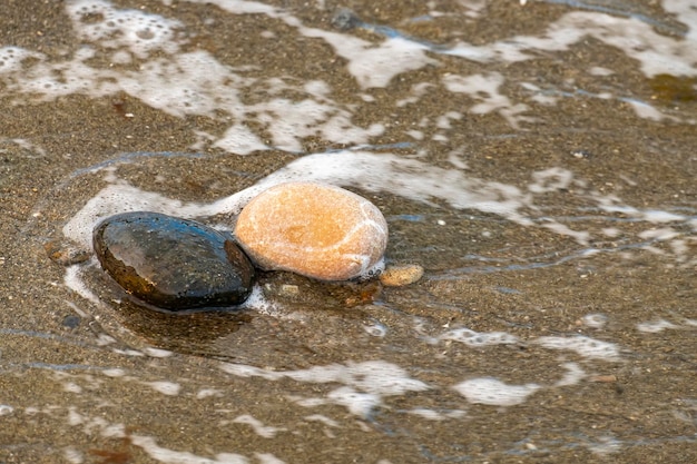 Hintergrund von kleinen Steinen am Strand