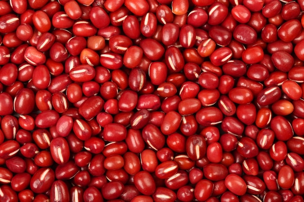 Hintergrund von roten Bohnen und getrockneten Früchten