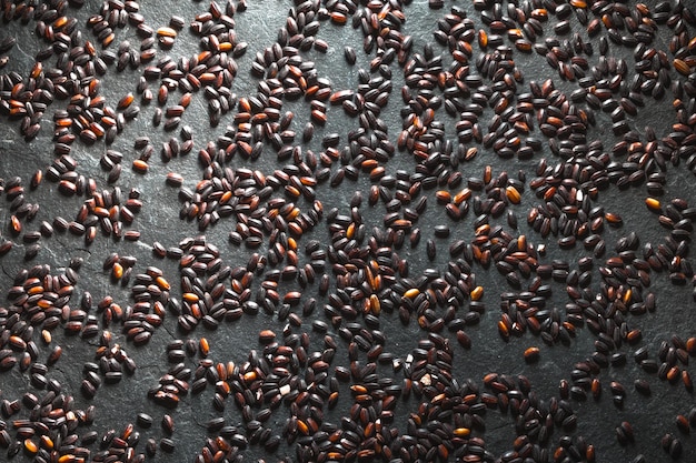 Hintergrund von trockenem schwarzem und braunem Reis