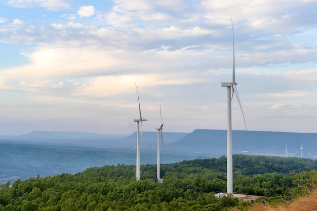 Hintergrund von Windkraftanlagen, sauberes Energiekonzept