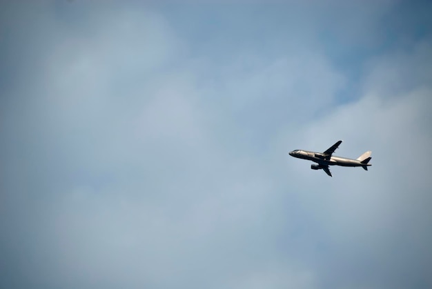 Hintergrund von Wolken mit einem Flugzeug