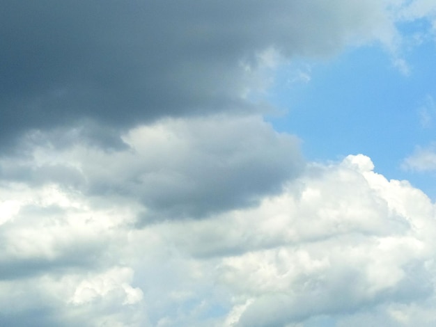 Foto hintergrund von wolken und blauem himmel im sommer