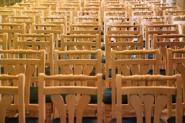 Hintergrund Zeile Holzstühle drinnen im Theater oder Konferenzraum im Design Interieur abstrakt Design abstrakte Hintergründe Konzept