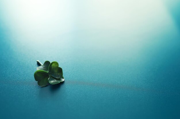 Hintergrund zum St. Patrick's Day. Religiöse christliche irische Feier. Vierblättriges Kleeblatt symbolisiert viel Glück.