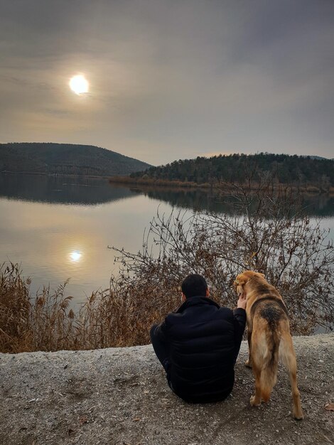 Foto hintergrundansicht des hundes am see gegen den himmel