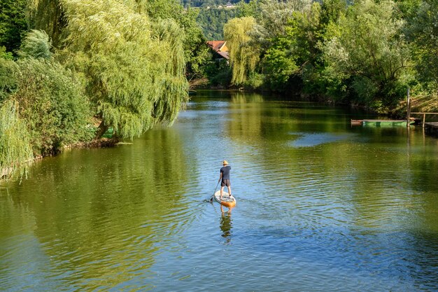 Foto hintergrundansicht des mannes im see