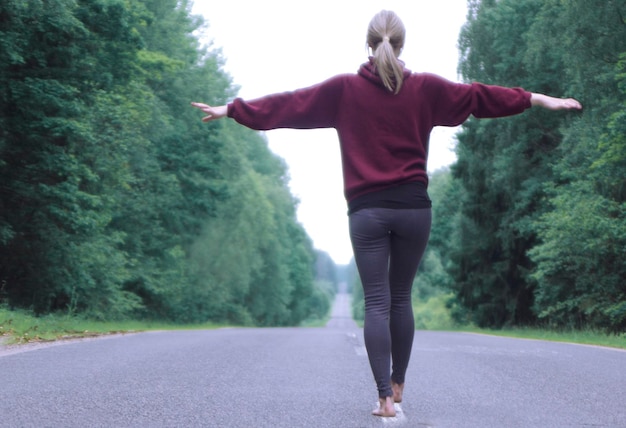 Foto hintergrundansicht einer auf der straße stehenden frau