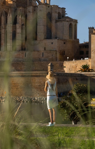 Foto hintergrundansicht einer blonden frau aus der kathedrale la seu in palma de mallorca, spanien