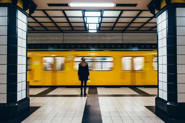 Hintergrundansicht einer Frau am Bahnhof