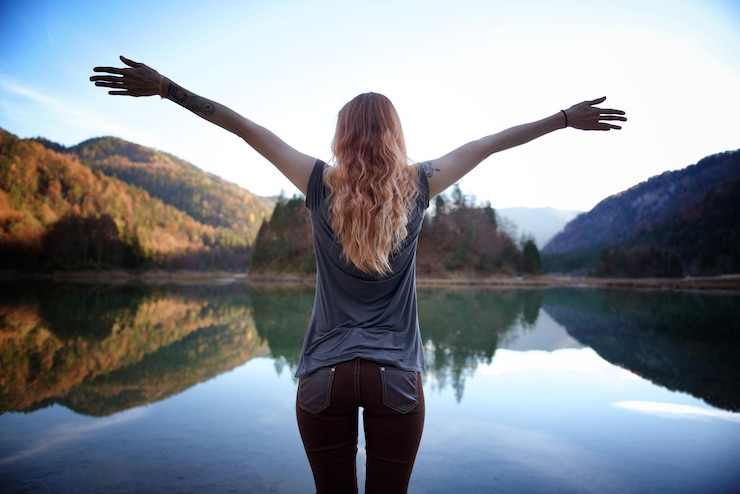 Foto hintergrundansicht einer frau am see