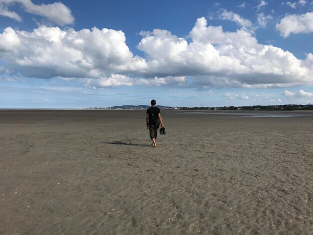 Foto hintergrundansicht einer frau am strand gegen den himmel
