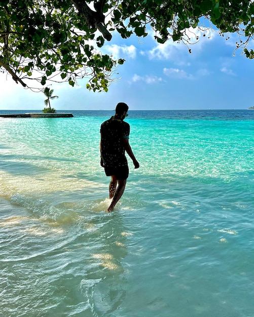 Foto hintergrundansicht einer frau am strand