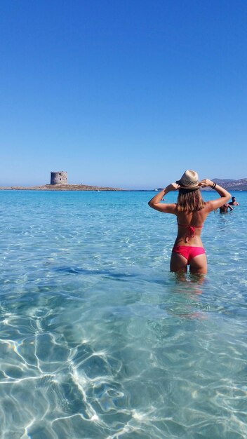 Foto hintergrundansicht einer frau auf dem meer vor klarem himmel