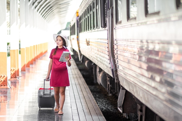 Foto hintergrundansicht einer frau, die am bahnhof geht