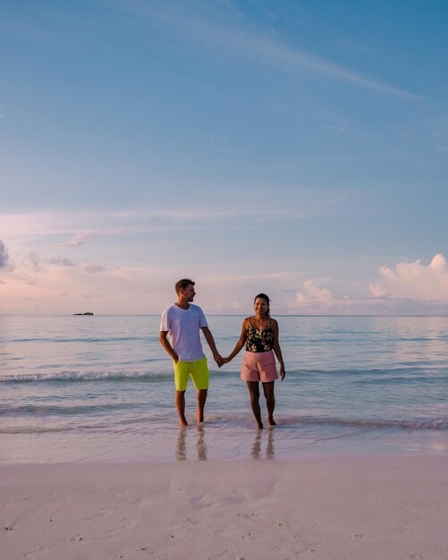 Hintergrundansicht einer Frau, die am Strand gegen den Himmel steht