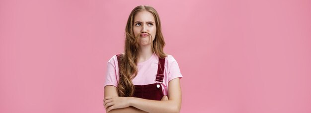 Foto hintergrundansicht einer frau, die an der wand steht