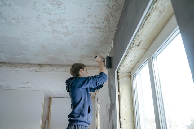Hintergrundansicht einer Frau, die an der Wand steht