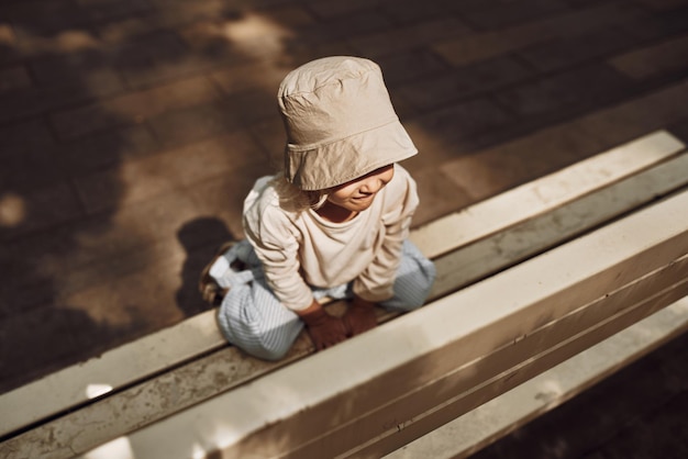 Foto hintergrundansicht einer frau, die an einer holzmauer sitzt