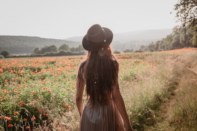 Hintergrundansicht einer Frau, die an Land steht