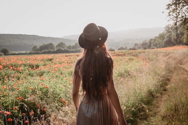 Foto hintergrundansicht einer frau, die an land steht