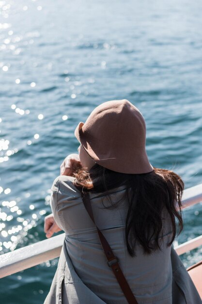 Foto hintergrundansicht einer frau, die auf das meer schaut