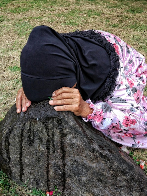 Foto hintergrundansicht einer frau, die auf dem feld sitzt