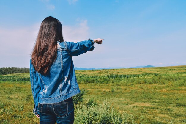 Foto hintergrundansicht einer frau, die auf dem feld steht