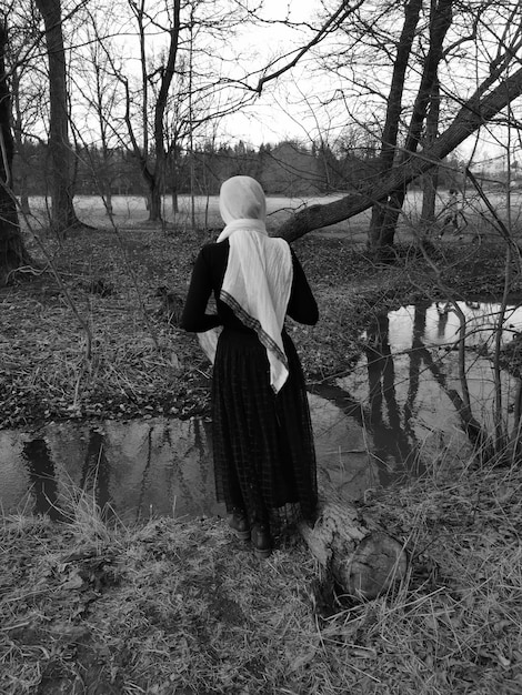 Foto hintergrundansicht einer frau, die auf dem feld steht