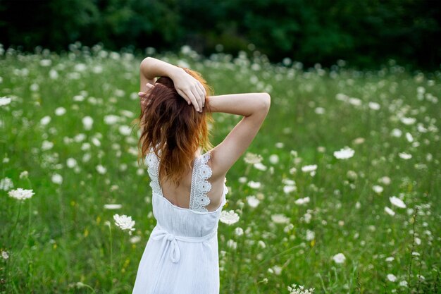 Hintergrundansicht einer Frau, die auf dem Feld steht