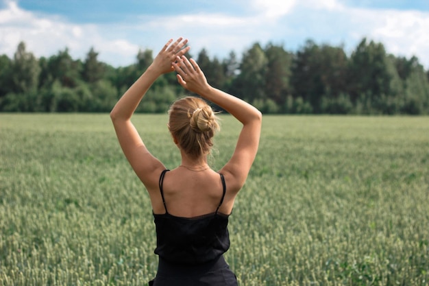 Hintergrundansicht einer Frau, die auf dem Feld steht